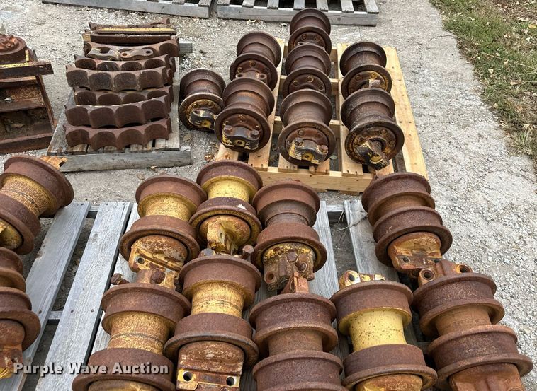 image for item DW2859 Caterpillar D7  track parts