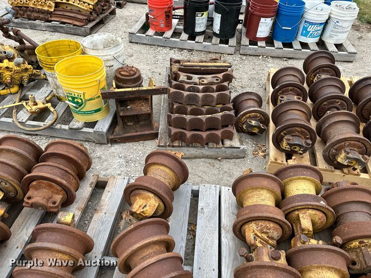 image for item DW2859 Caterpillar D7  track parts