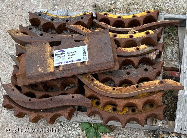 image for item DW2859 Caterpillar D7  track parts