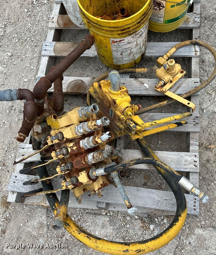 image for item DW2859 Caterpillar D7  track parts