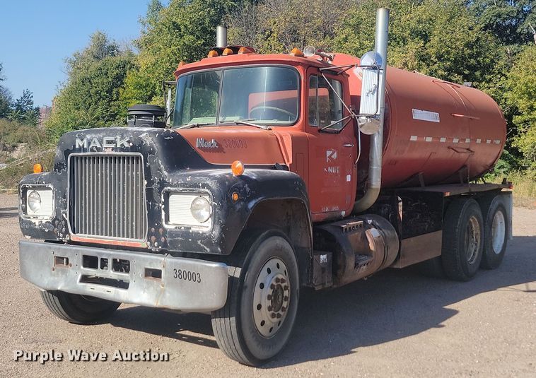 image for item JG9775 1980 Mack  water truck