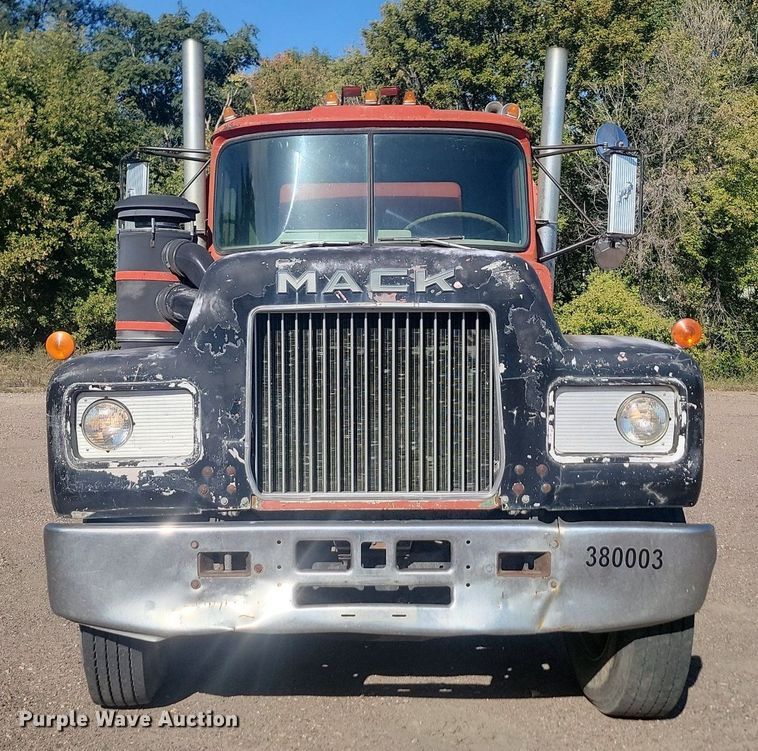 image for item JG9775 1980 Mack  water truck