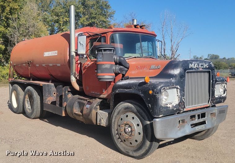 image for item JG9775 1980 Mack  water truck