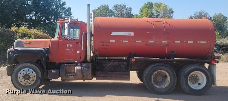 image for item JG9775 1980 Mack  water truck