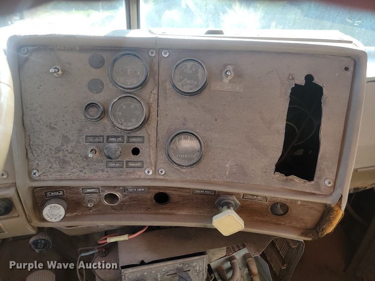 image for item JG9775 1980 Mack  water truck