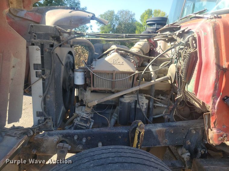 image for item JG9775 1980 Mack  water truck