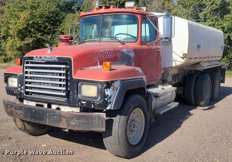 image for item JG9776 1993 Mack RD690S  water truck