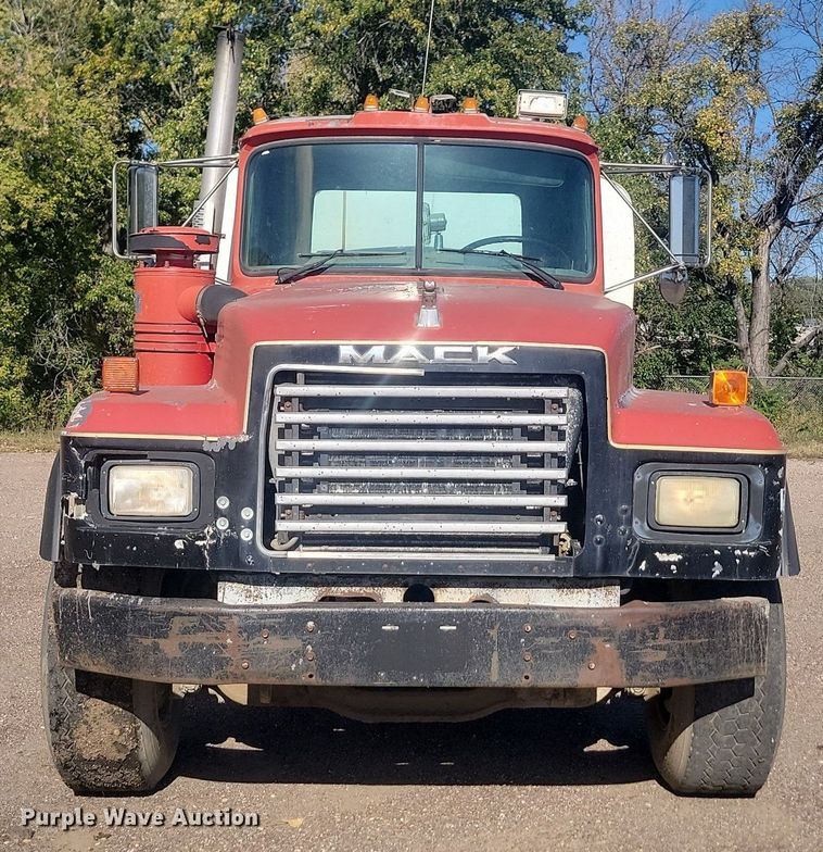 image for item JG9776 1993 Mack RD690S  water truck