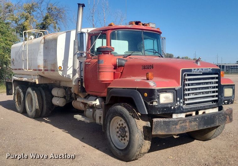image for item JG9776 1993 Mack RD690S  water truck