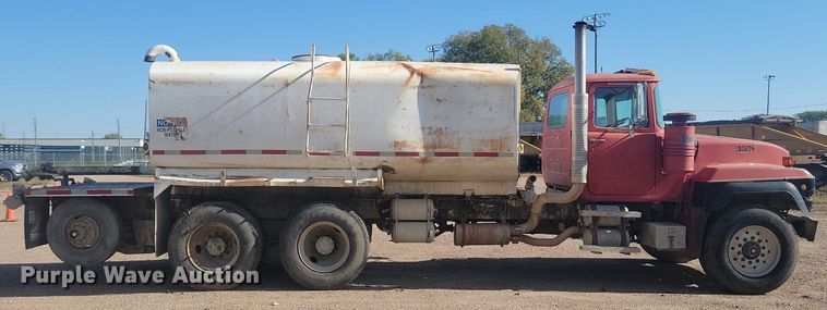 image for item JG9776 1993 Mack RD690S  water truck