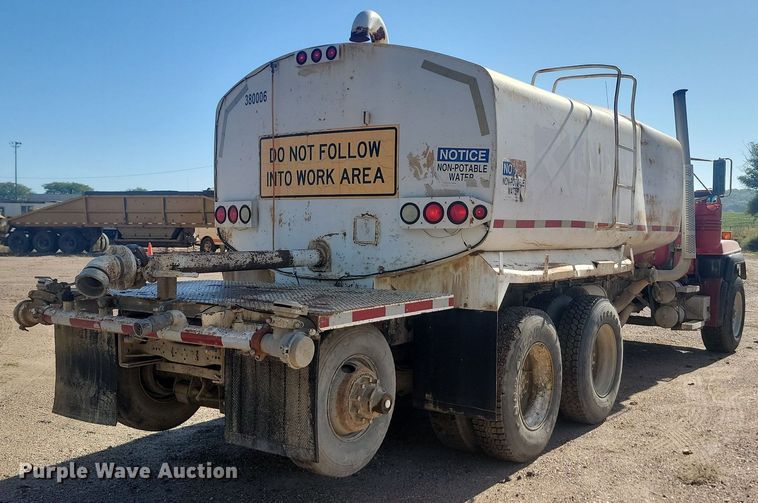 image for item JG9776 1993 Mack RD690S  water truck