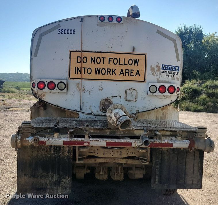 image for item JG9776 1993 Mack RD690S  water truck