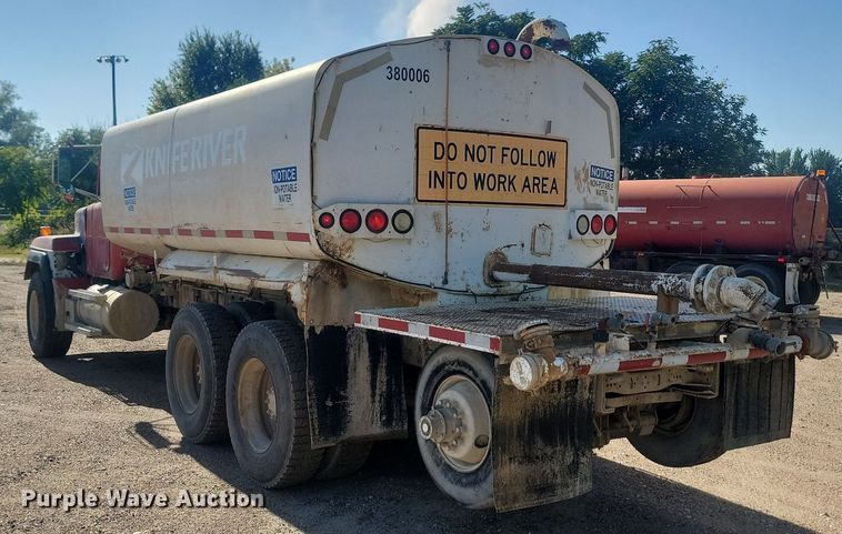 image for item JG9776 1993 Mack RD690S  water truck