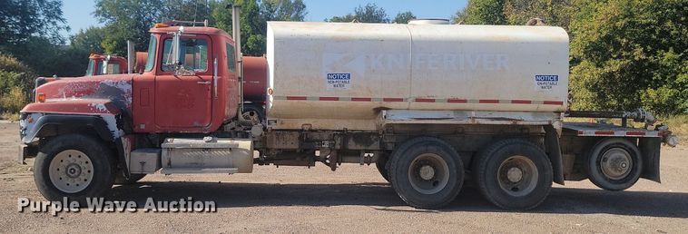 image for item JG9776 1993 Mack RD690S  water truck