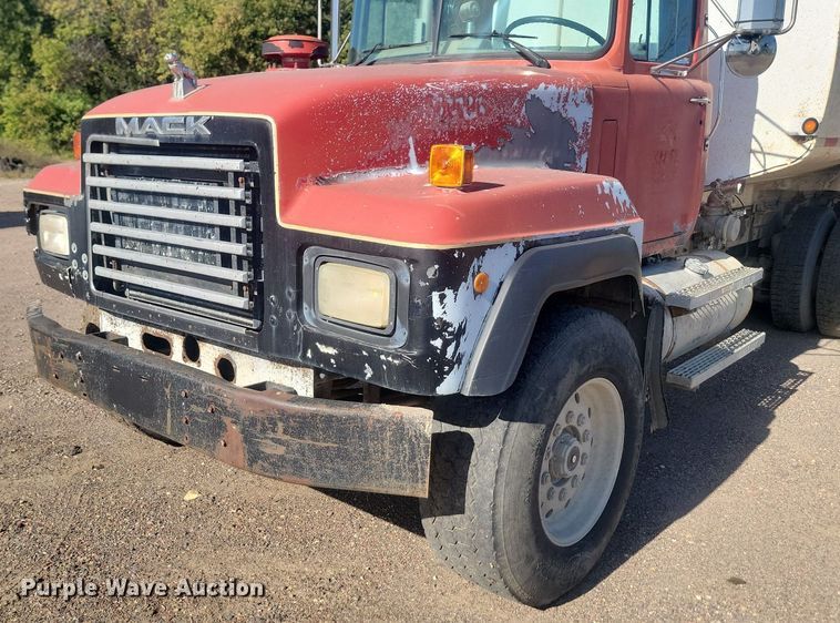 image for item JG9776 1993 Mack RD690S  water truck