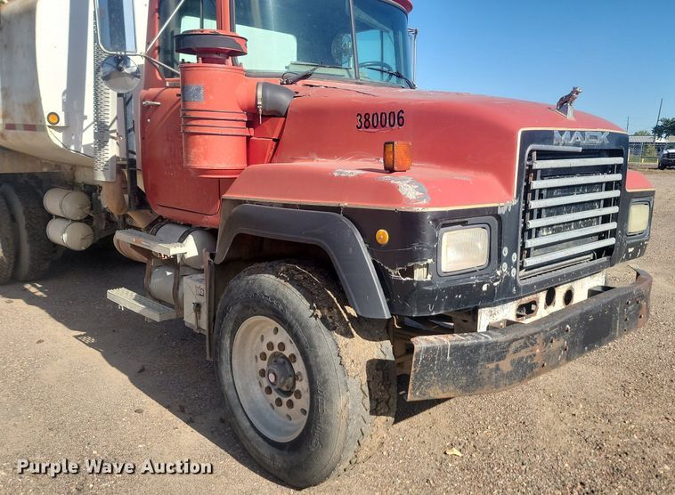 image for item JG9776 1993 Mack RD690S  water truck