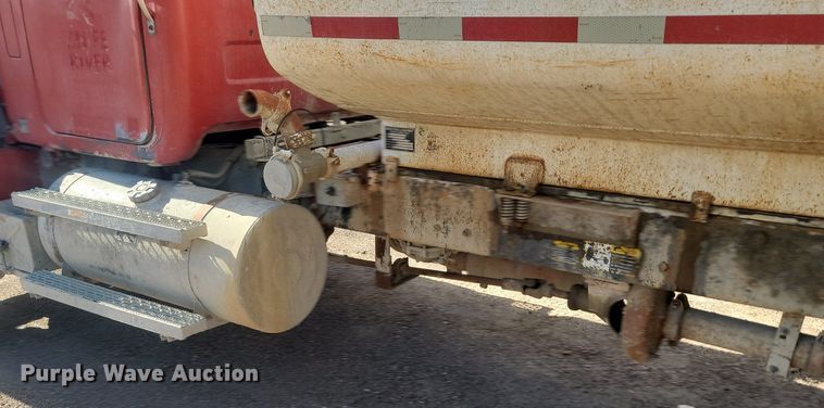 image for item JG9776 1993 Mack RD690S  water truck