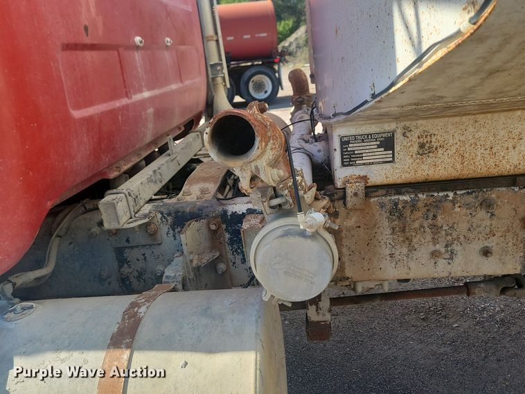 image for item JG9776 1993 Mack RD690S  water truck