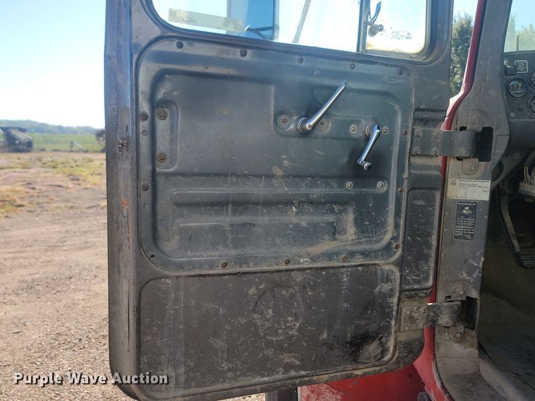 image for item JG9776 1993 Mack RD690S  water truck