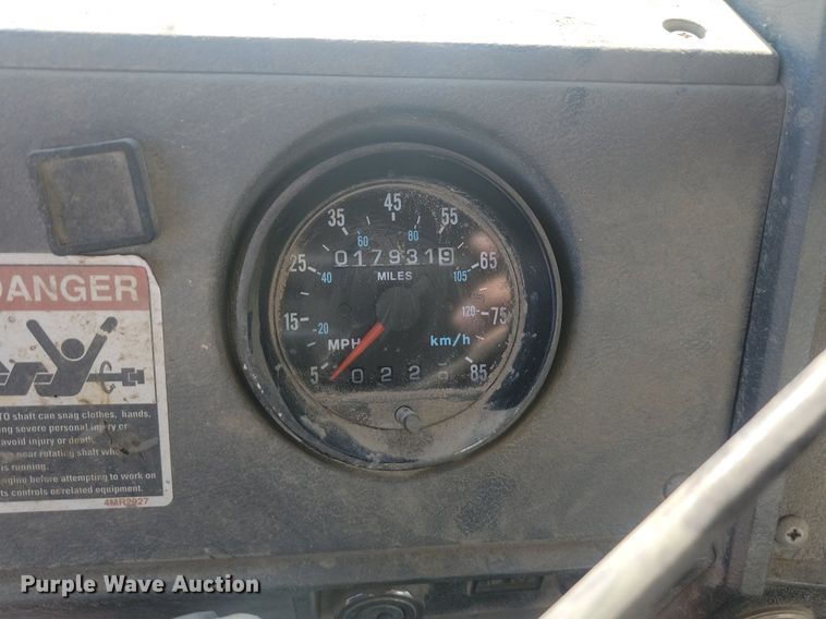 image for item JG9776 1993 Mack RD690S  water truck