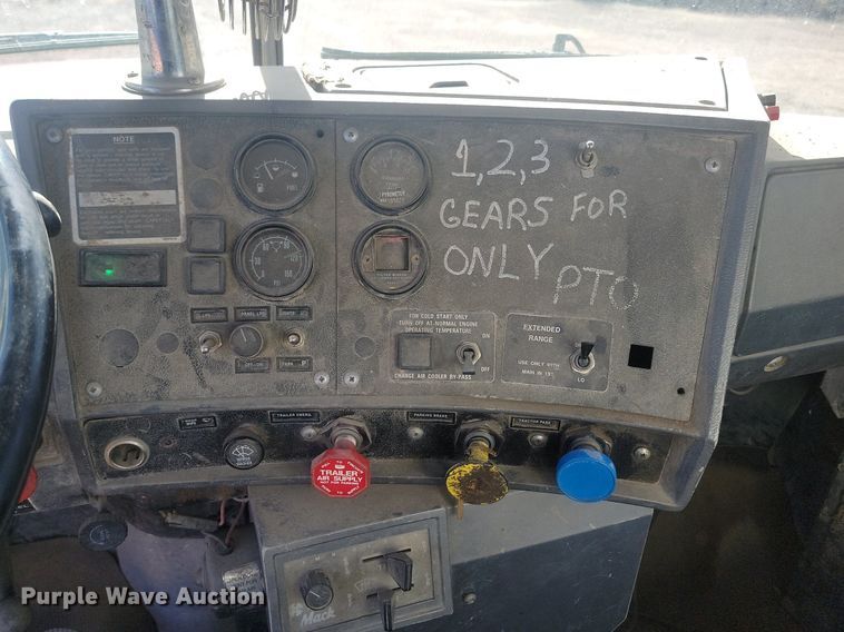 image for item JG9776 1993 Mack RD690S  water truck