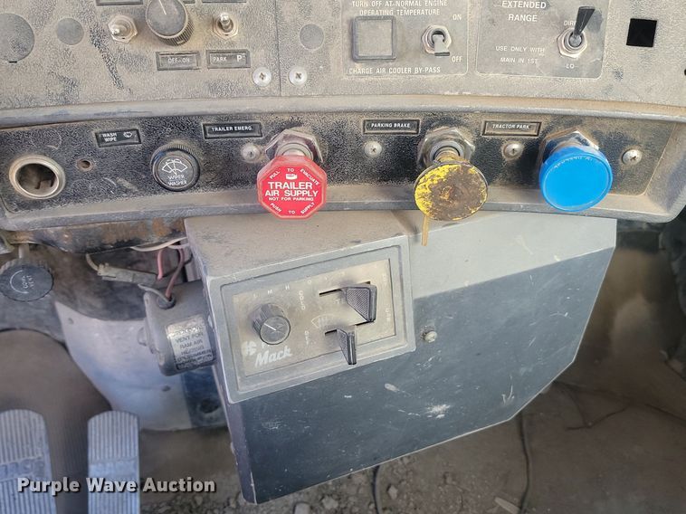 image for item JG9776 1993 Mack RD690S  water truck