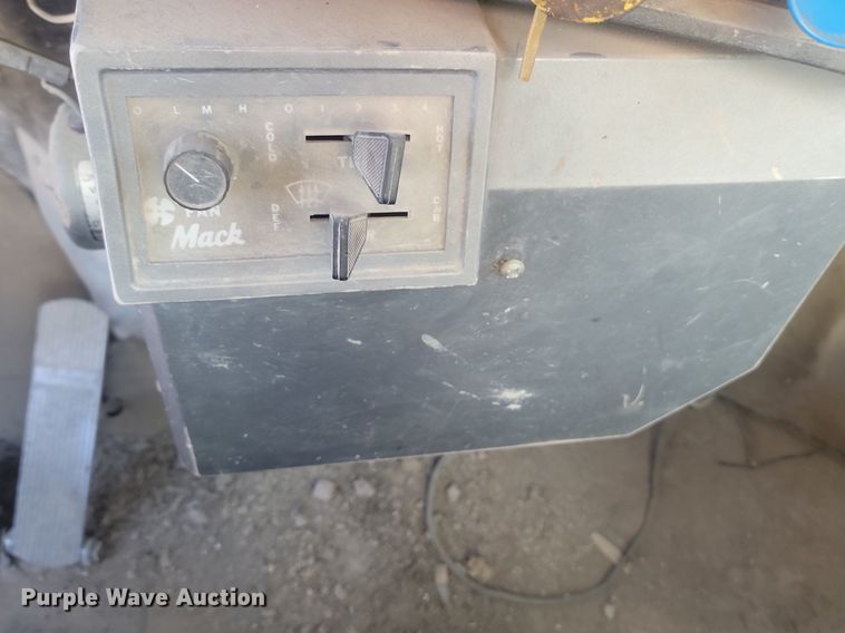 image for item JG9776 1993 Mack RD690S  water truck