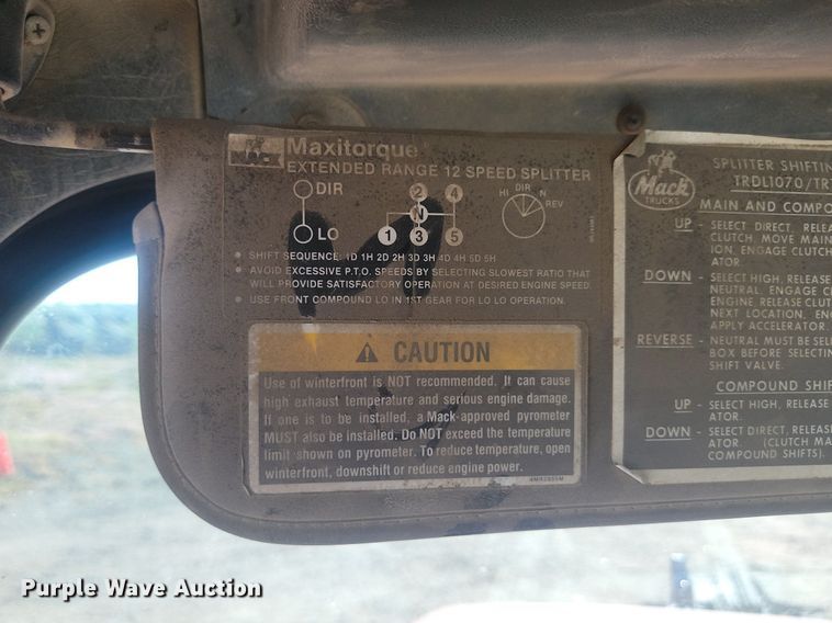 image for item JG9776 1993 Mack RD690S  water truck