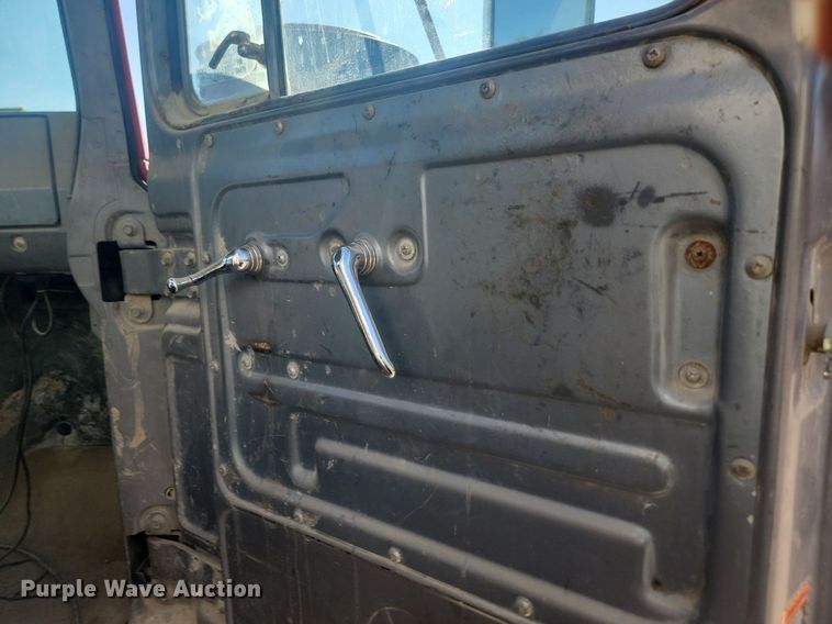 image for item JG9776 1993 Mack RD690S  water truck