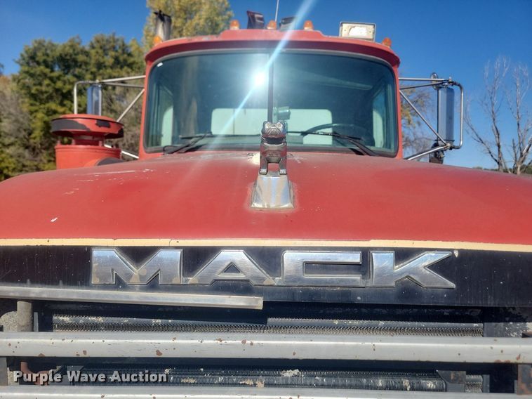 image for item JG9776 1993 Mack RD690S  water truck