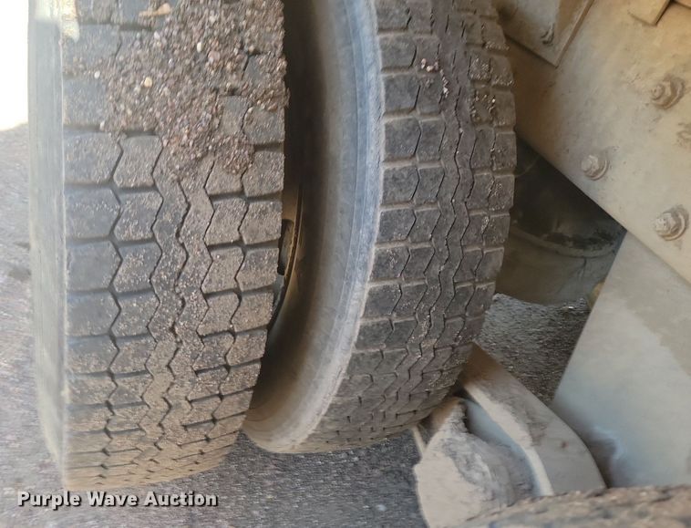 image for item JG9776 1993 Mack RD690S  water truck