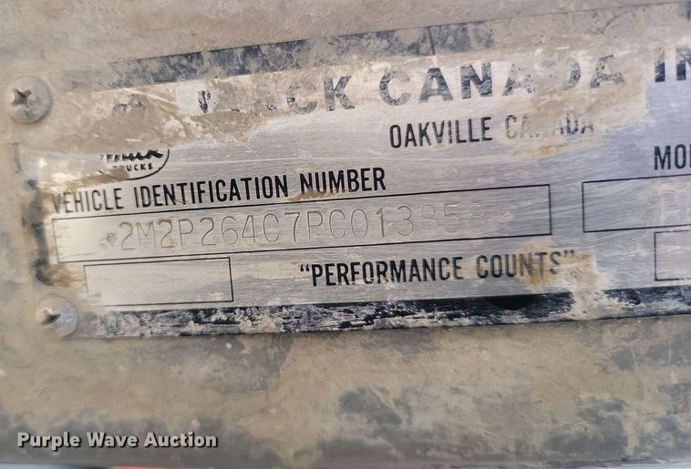 image for item JG9776 1993 Mack RD690S  water truck