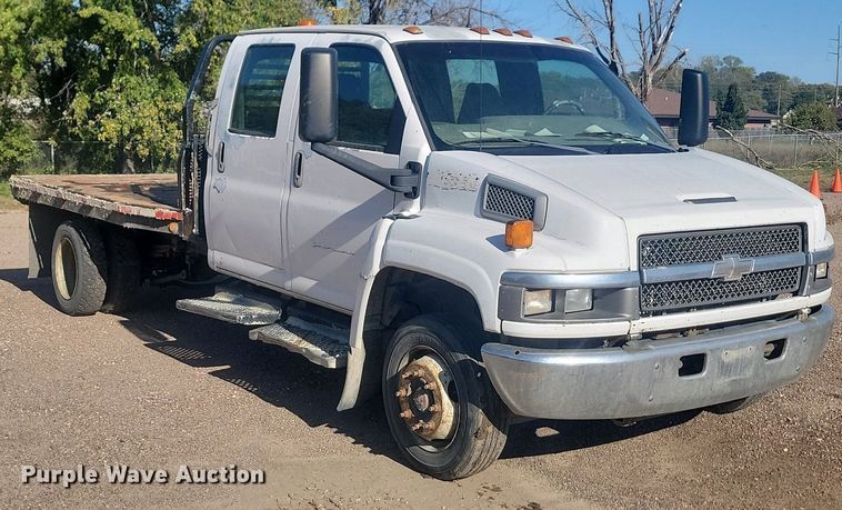 image for item JG9778 2005 Chevrolet C5500  Crew Cab flatbed truck