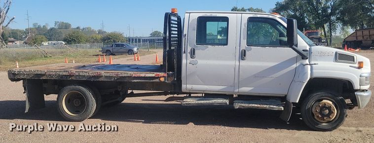 image for item JG9778 2005 Chevrolet C5500  Crew Cab flatbed truck