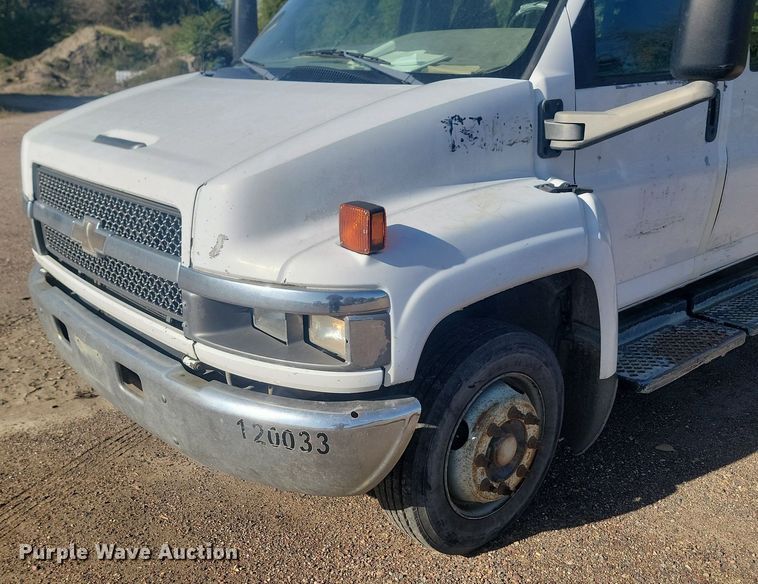 image for item JG9778 2005 Chevrolet C5500  Crew Cab flatbed truck