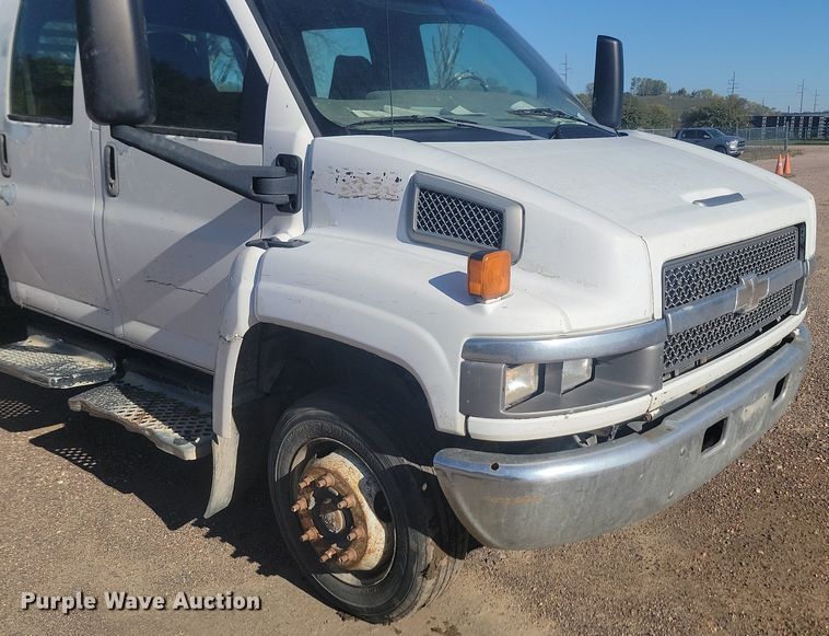 image for item JG9778 2005 Chevrolet C5500  Crew Cab flatbed truck