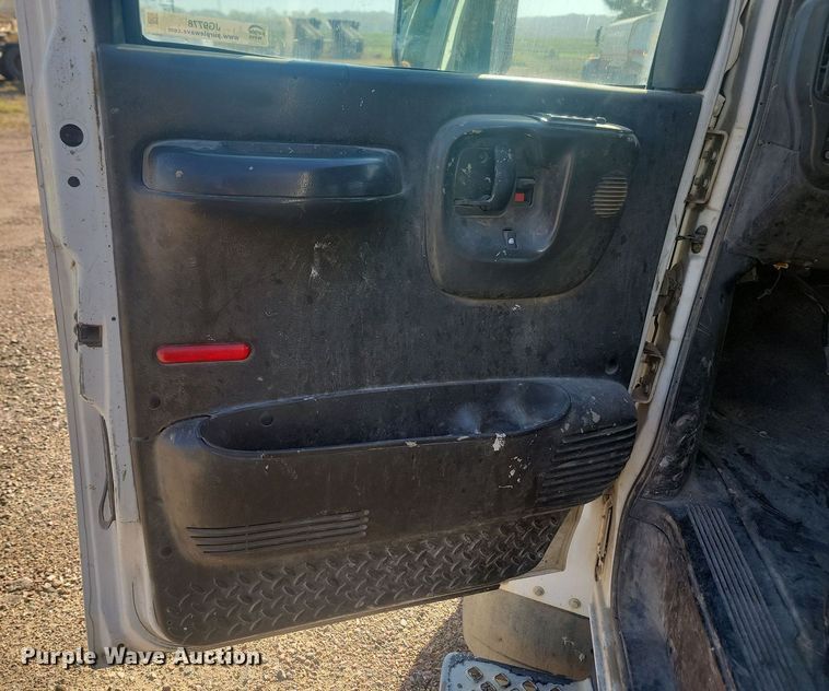 image for item JG9778 2005 Chevrolet C5500  Crew Cab flatbed truck