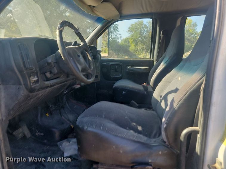 image for item JG9778 2005 Chevrolet C5500  Crew Cab flatbed truck