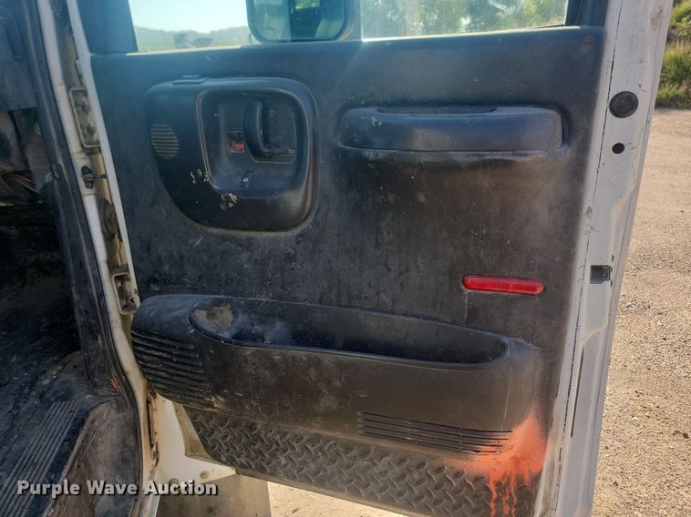 image for item JG9778 2005 Chevrolet C5500  Crew Cab flatbed truck