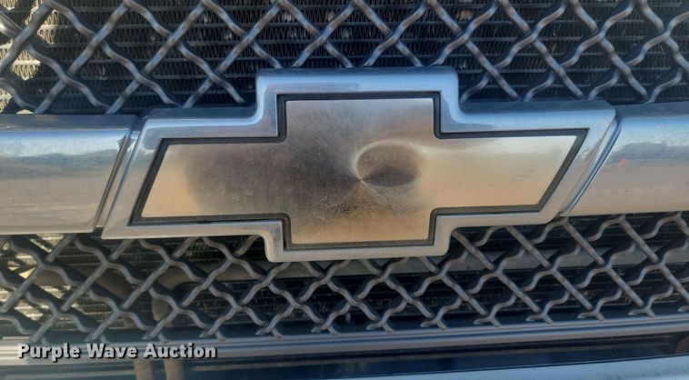 image for item JG9778 2005 Chevrolet C5500  Crew Cab flatbed truck