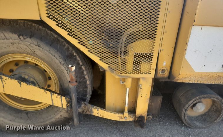 image for item JG9781 2010 Caterpillar AP1000D  paver