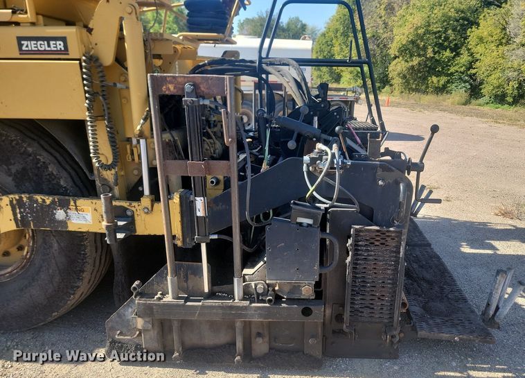 image for item JG9781 2010 Caterpillar AP1000D  paver