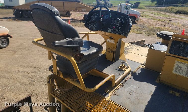 image for item JG9781 2010 Caterpillar AP1000D  paver