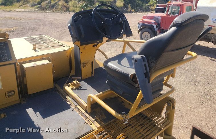 image for item JG9781 2010 Caterpillar AP1000D  paver