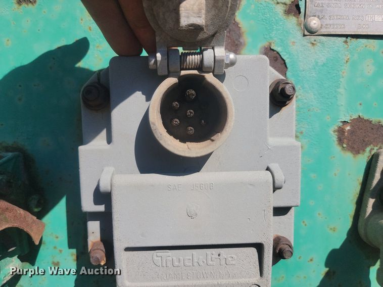 image for item JG9783 1990 Fruehauf FB8-F2-42  dry van trailer