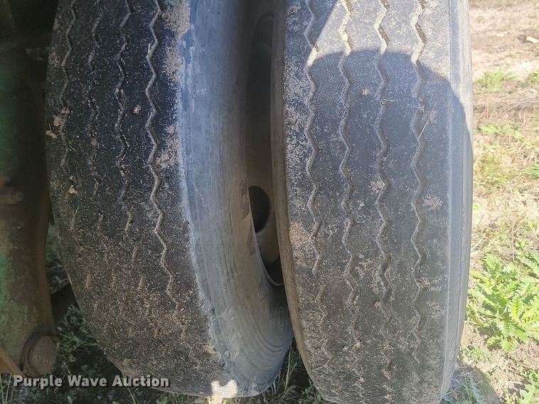 image for item JG9783 1990 Fruehauf FB8-F2-42  dry van trailer