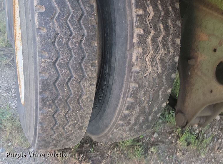 image for item JG9783 1990 Fruehauf FB8-F2-42  dry van trailer