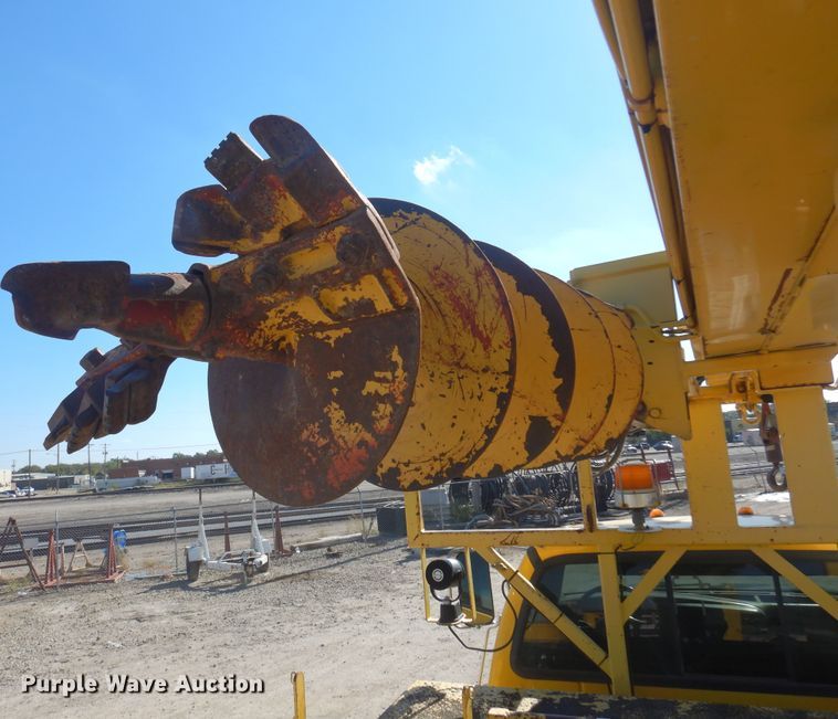 image for item KD9218 2004 Ford F750 Super Duty  digger derrick truck