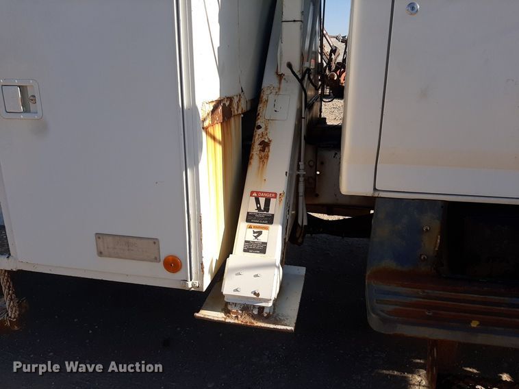 image for item KD9221 1999 Ford F800  digger derrick truck