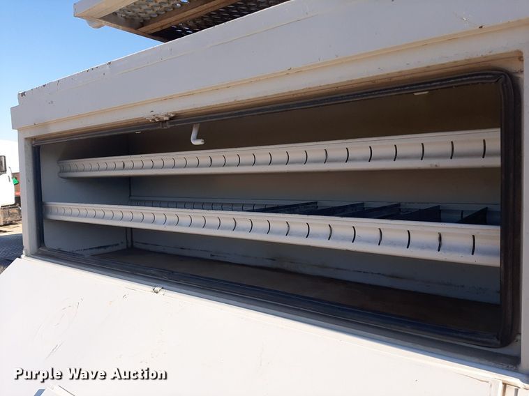 image for item KD9221 1999 Ford F800  digger derrick truck